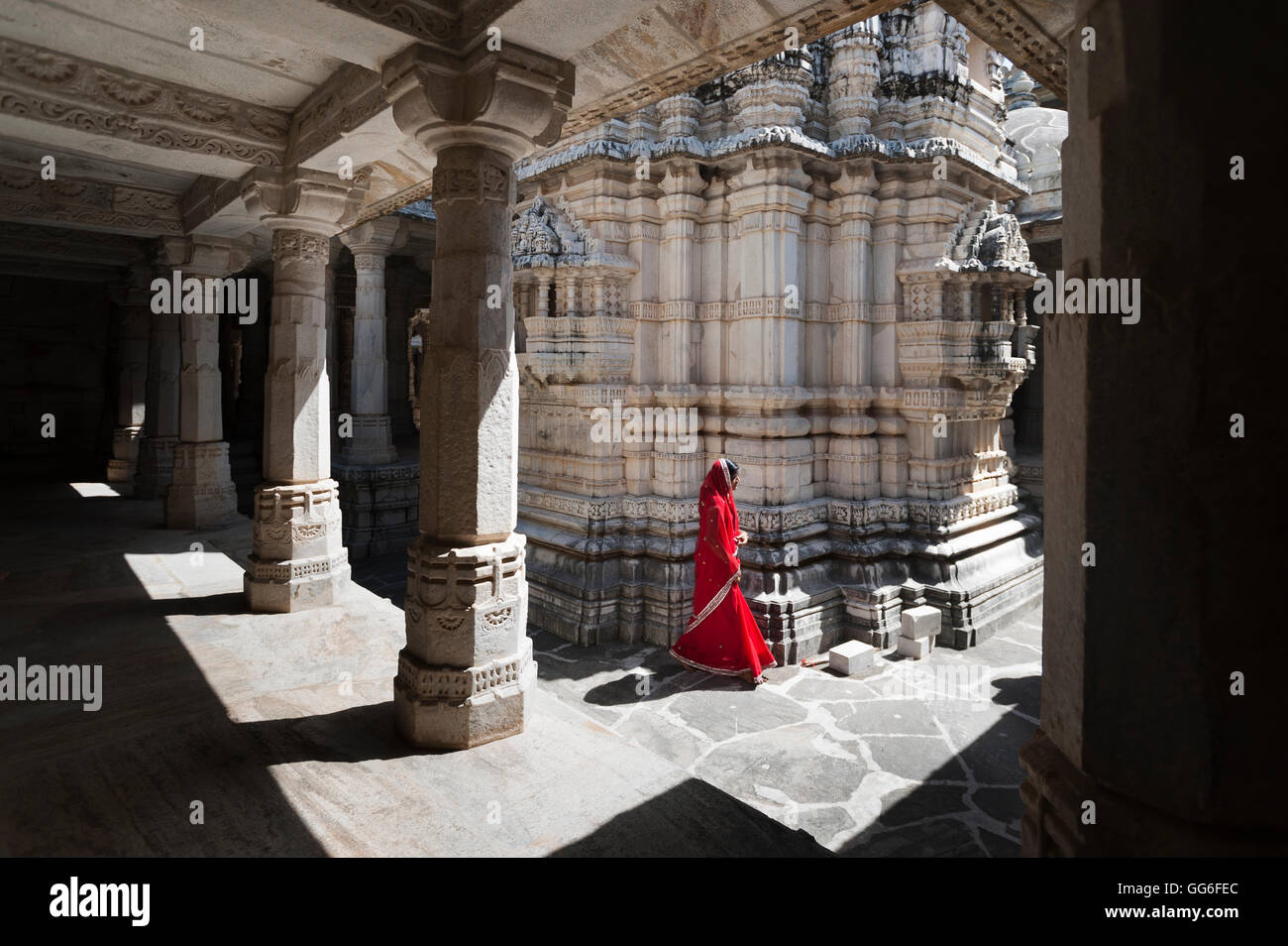 Temple Ranakpur Jain où plus de 1 444 piliers en marbre, sculpté en détail exquis, l'appui le temple de Ranakpur, Rajasthan, Inde Banque D'Images