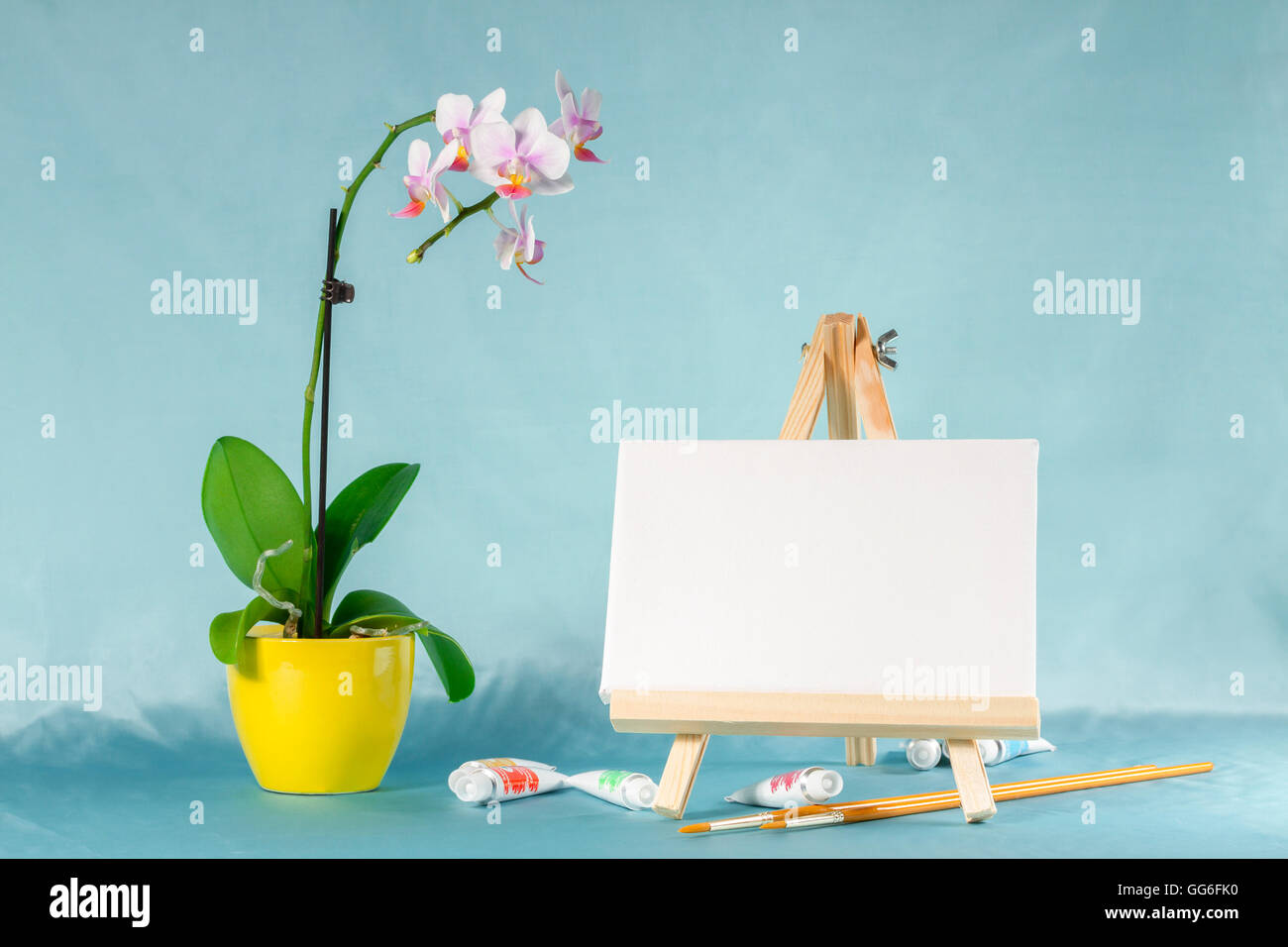 La vie toujours avec tableau blanc avec une toile blanche, l'aquarelle et à l'orchidée, fleur Banque D'Images