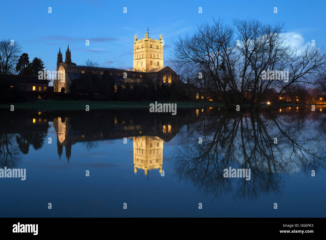 Abbaye de Tewkesbury reflétée dans l'eau au crépuscule, Gloucester, Gloucestershire, Angleterre, Royaume-Uni, Europe Banque D'Images