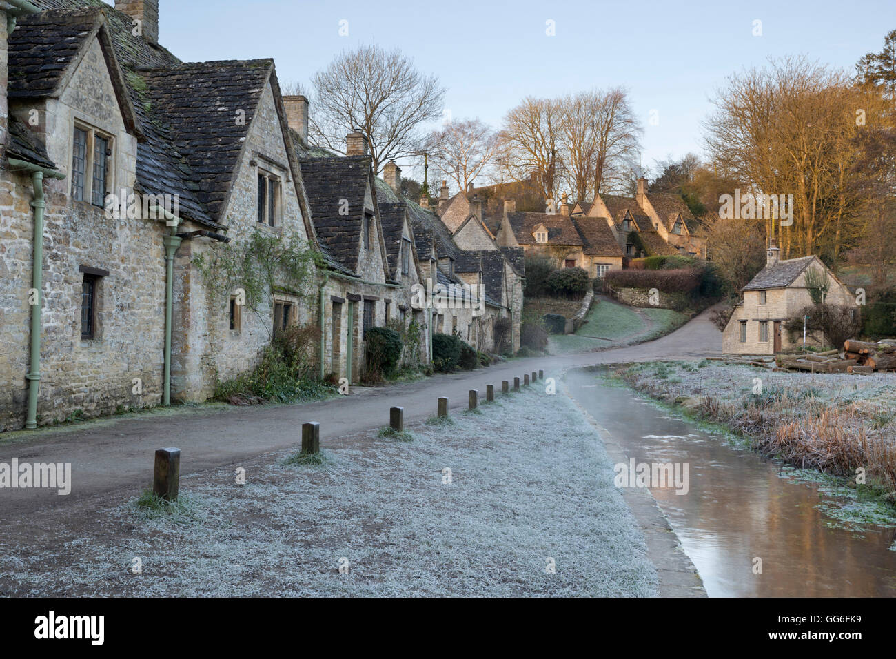 Arlington Row cottages en pierre de Cotswold sur frosty matin, Bibury, Cotswolds, Gloucestershire, Angleterre, Royaume-Uni, Europe Banque D'Images