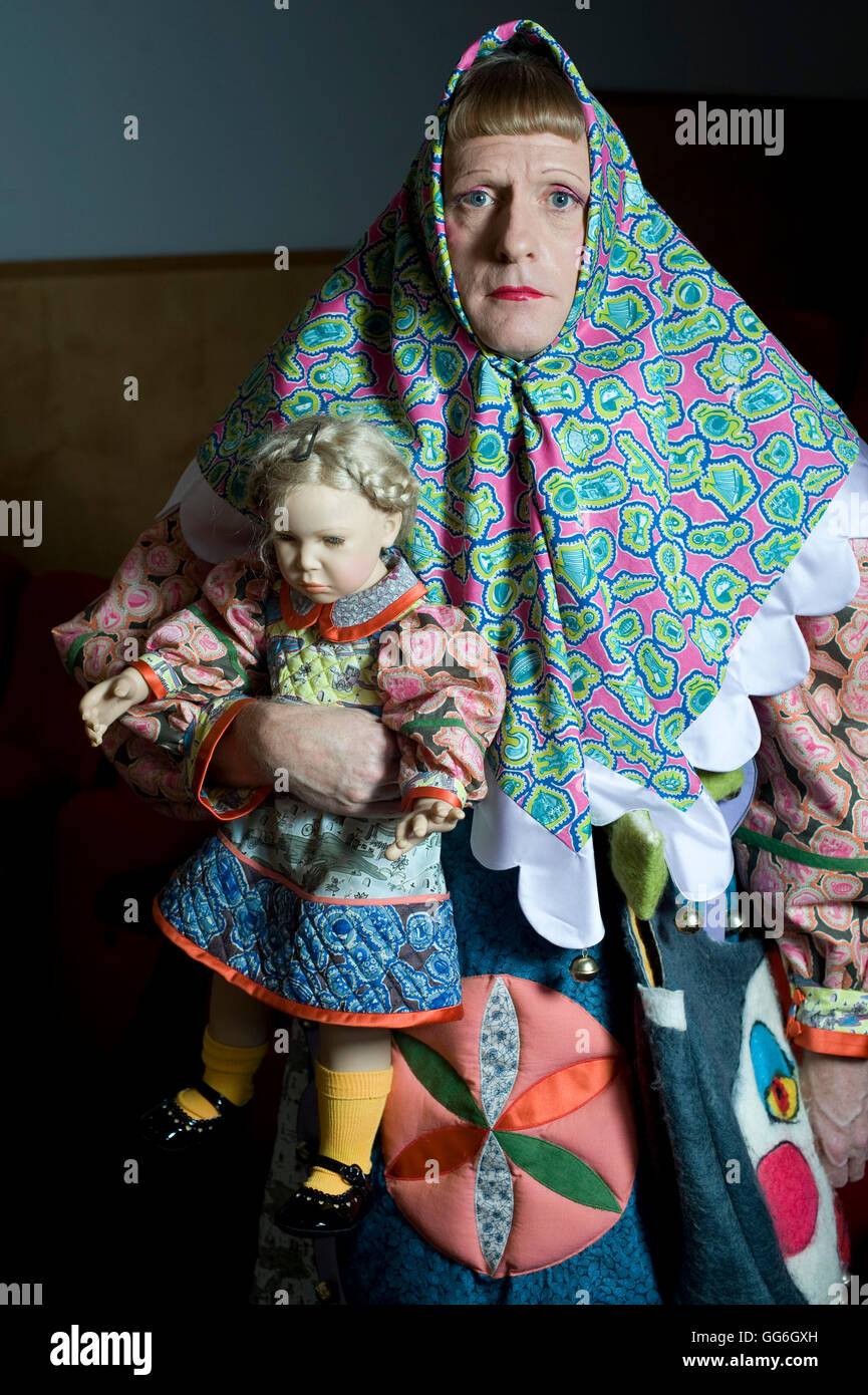 Remplacement de Clara Shirley...Grayson Perry en conversation Will Self à la British Library. Perry est un sportif si actualité tête controversée ; une robe style foulard musulman ou Banque D'Images