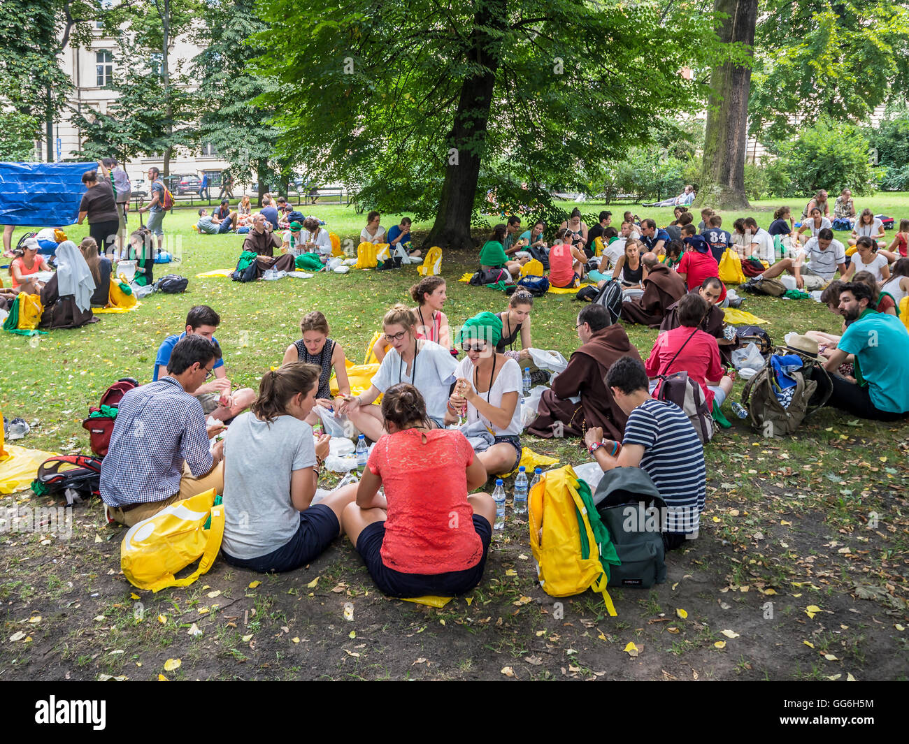 Journée mondiale de la Jeunesse 2016. Les jeunes de divers pays assis sur le sol, le repos, l'eatinng dans le parc Planty de Cracovie Banque D'Images