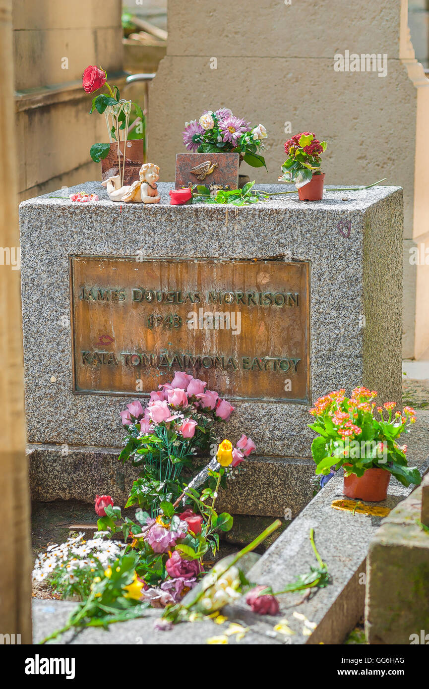Tombe de musicien et poète rock Jim Morrison dans le cimetière du Père-Lachaise à Paris, France. Banque D'Images
