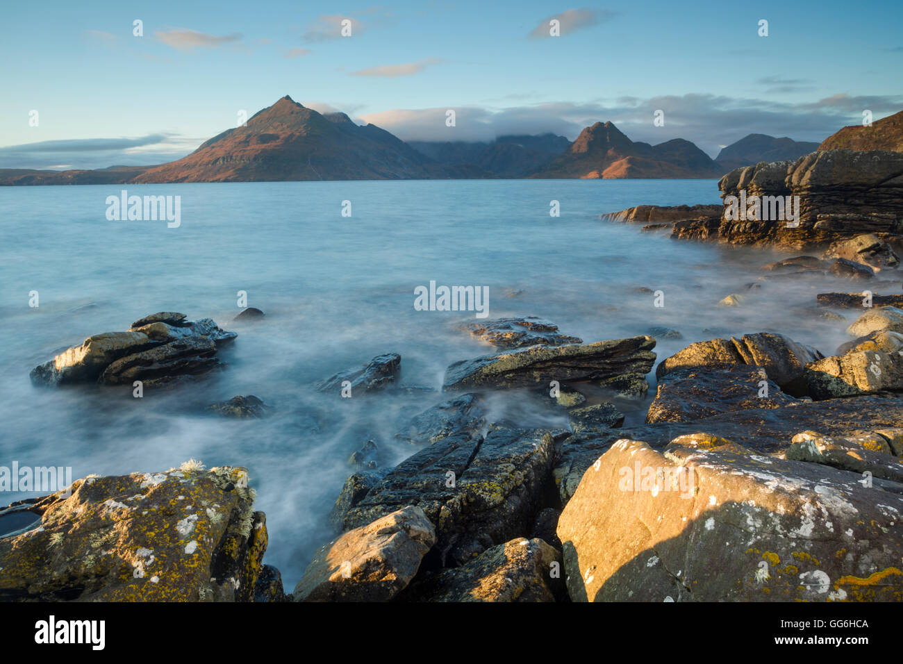 À la nord-ouest vers les Cuillin Hills d'Elgol plage au crépuscule, à l'île de Skye, en Ecosse Banque D'Images