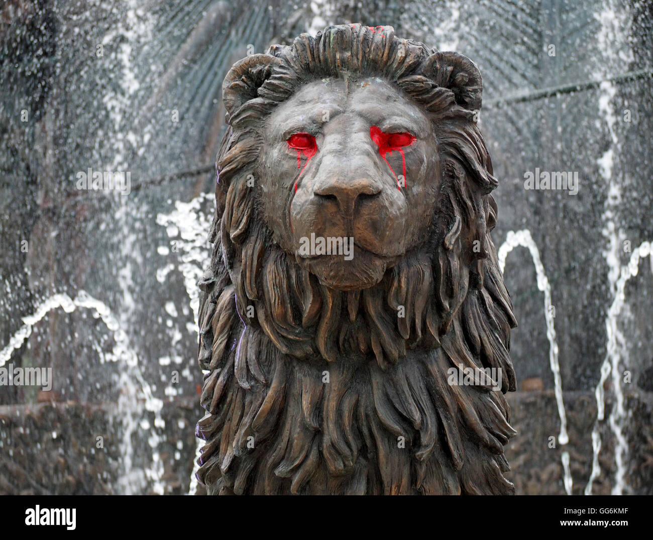 Fontaine publique statue mutilée par de la peinture rouge à Skopje Macédoine dans la protestation pacifique contre l'extravagance de l'état Banque D'Images