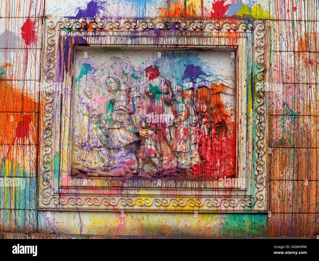 Bâtiment public dégradé par le graffiti et paintbombs à Skopje Macédoine dans la protestation pacifique contre l'extravagance de l'état Banque D'Images