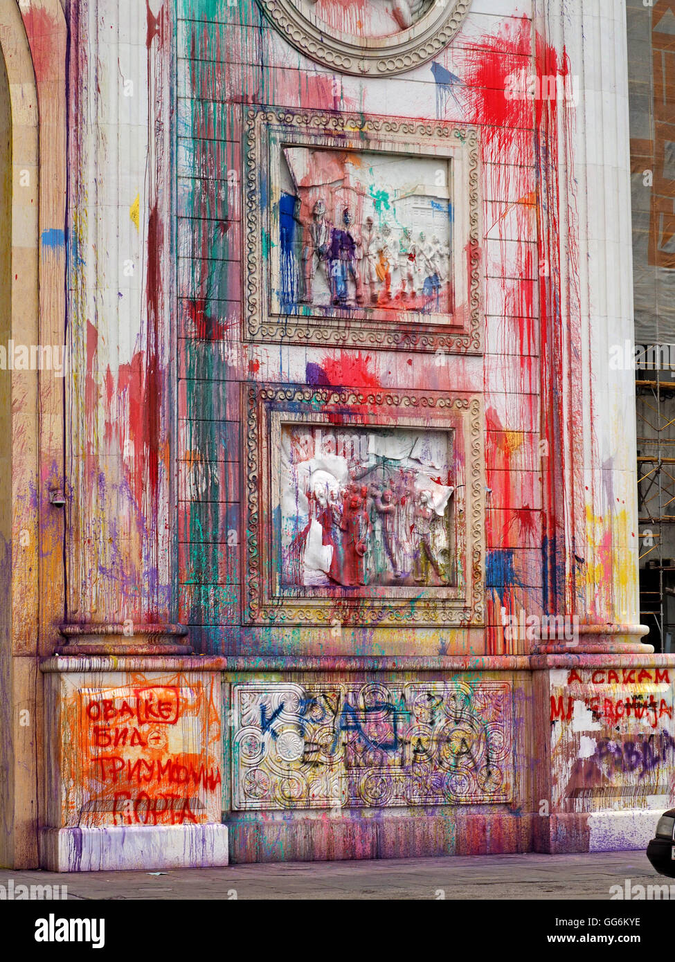 Bâtiment public dégradé par le graffiti et paintbombs à Skopje Macédoine dans la protestation pacifique contre l'extravagance de l'état Banque D'Images