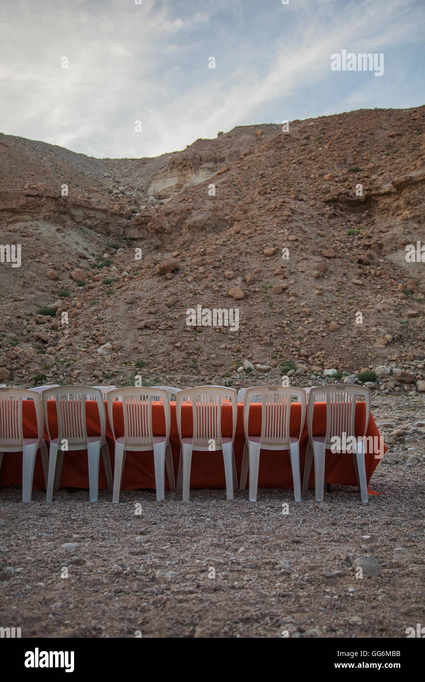 Table et chaises ensemble et prêts pour un dîner entre les roches de la mer Morte Banque D'Images