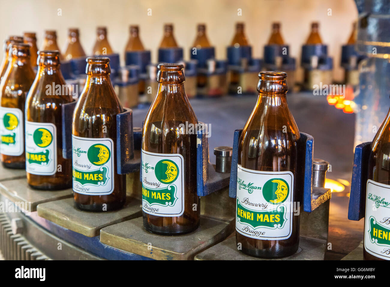 Les bouteilles de bière sur la ligne d'assemblage de Brouwerij Henri Maes, brasserie belge à Bruges, Belgique Banque D'Images