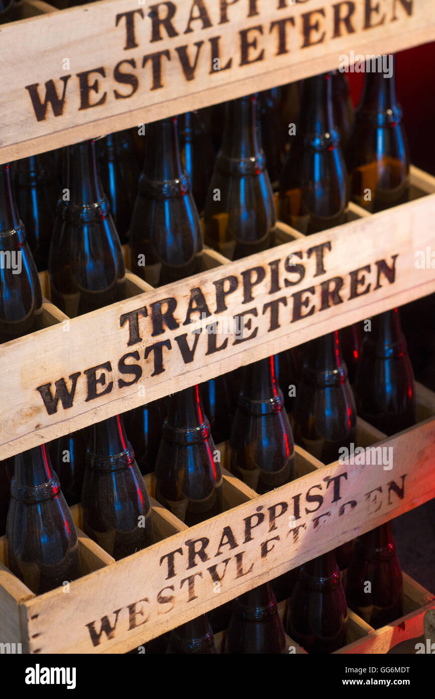 Caisses en bois empilées avec de la bière Trappiste Westvleteren bottles Banque D'Images