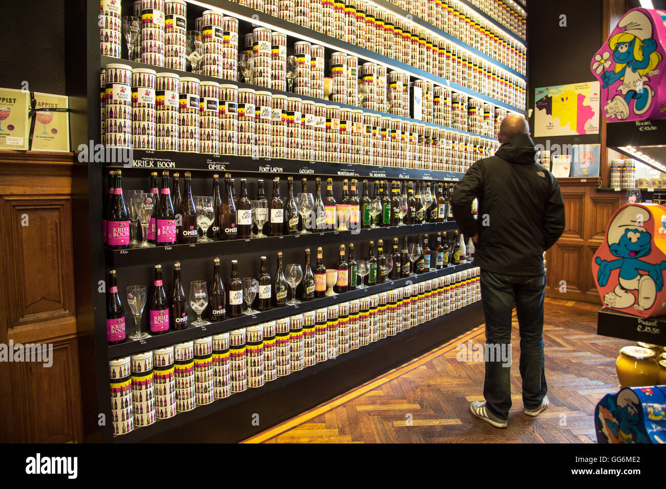 Les touristes à la recherche au moment de la collecte de bières belges à la vente en magasin de souvenirs en Belgique Banque D'Images