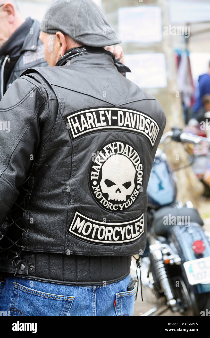 Broderie sur le dos d'une veste biker dans un rassemblement de motos  américaines à Beaucaire dans le département du Gard Photo Stock - Alamy