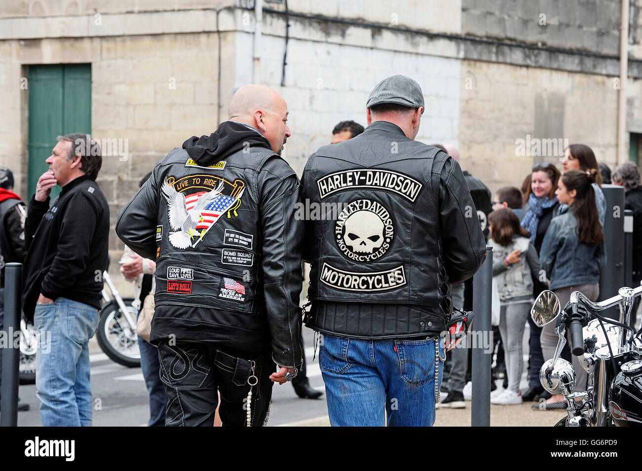 Broderie sur le dos d'une veste biker dans un rassemblement de motos  américaines à Beaucaire dans le département du Gard Photo Stock - Alamy
