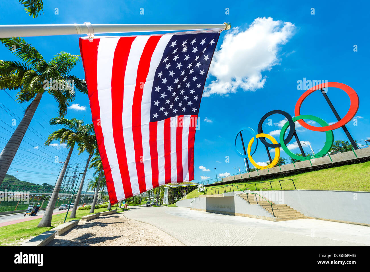 RIO DE JANEIRO - le 18 mars 2016 : un drapeau américain est en face d'un affichage des anneaux olympiques dans la région de Parque Madureira Park. Banque D'Images