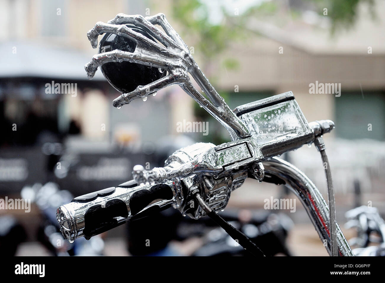Détail d'un miroir en forme de squelette main shopper pour un rassemblement de motos américaines à Beaucaire Banque D'Images
