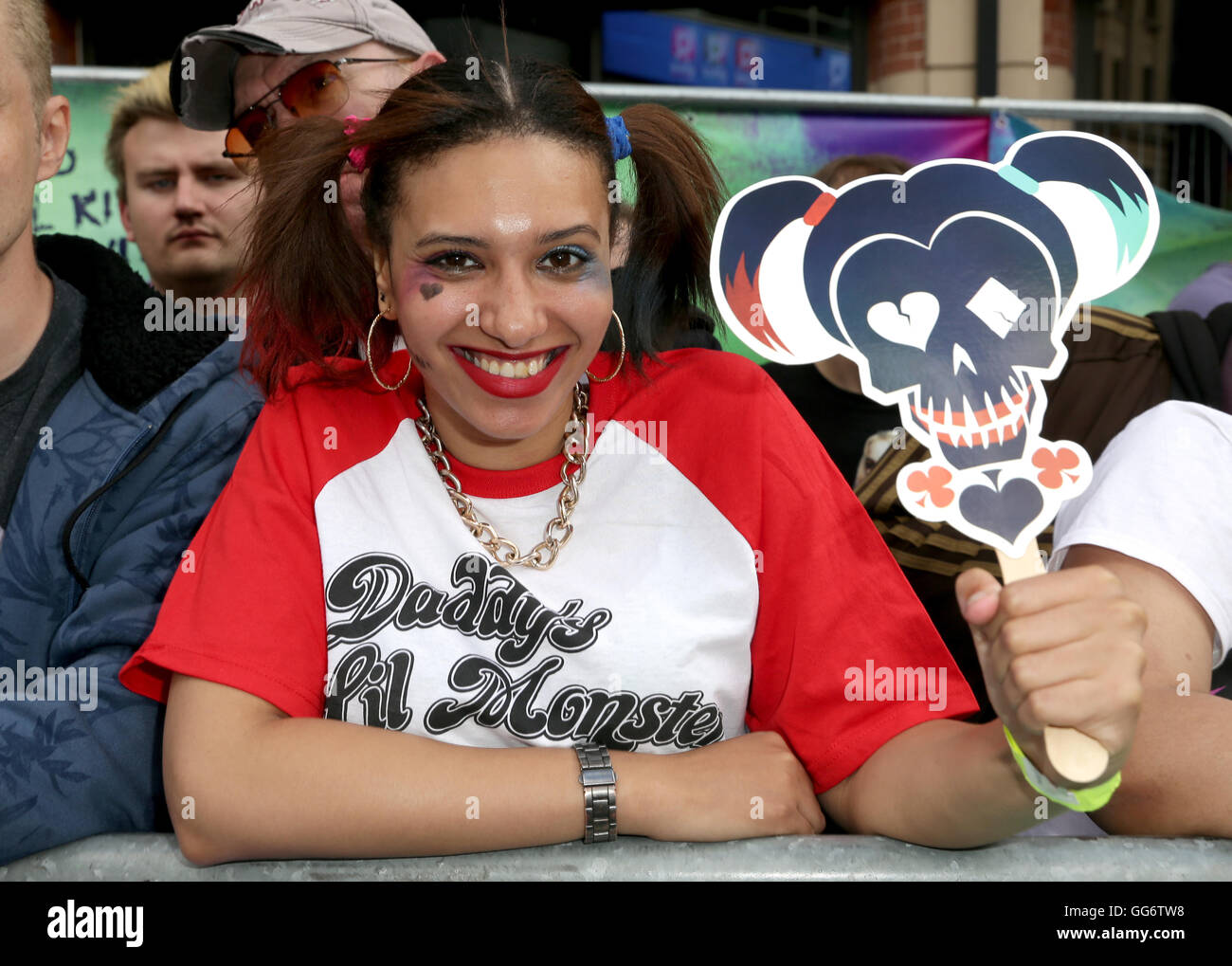 Un fan déguisé en Harley Quinn dans la foule avant le suicide Squad première européenne, à l'Odeon Leicester Square, Londres. ASSOCIATION DE PRESSE Photo. Photo date : mercredi 3 août 2016. Voir l'histoire du suicide. SHOWBIZ PA Crédit photo doit se lire : Daniel Leal-Olivas/PA Wire Banque D'Images