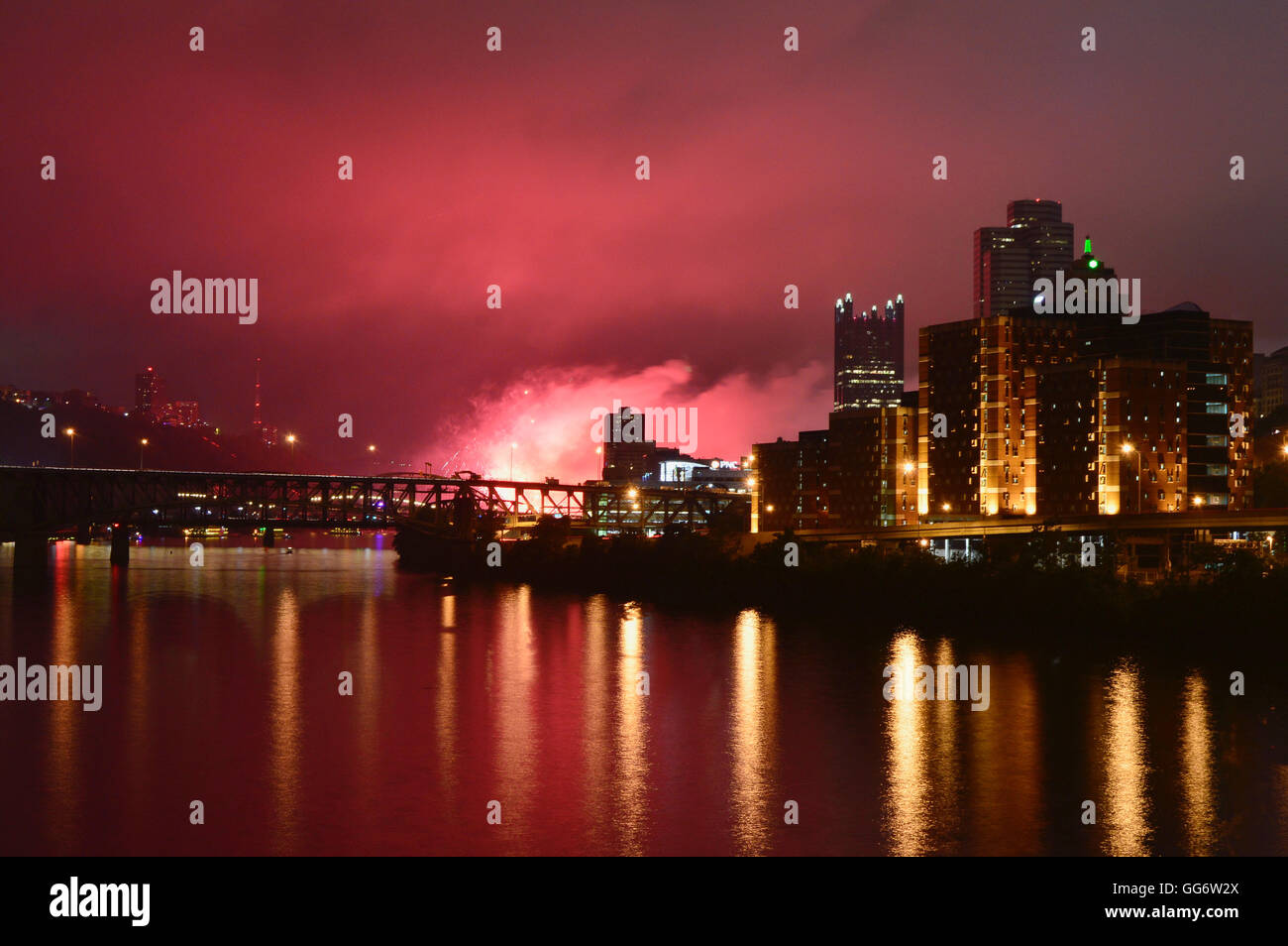 Quatrième de juillet 2016 Fireworks, vu de la Monongahela River à la recherche en direction du centre-ville de Pittsburgh, Pennsylvanie. Banque D'Images