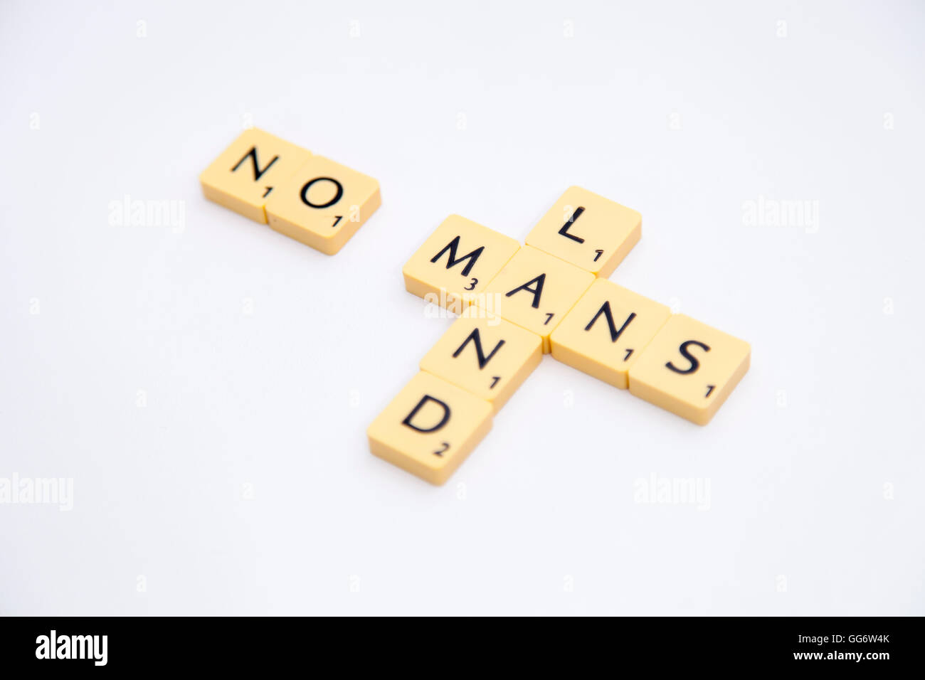 Les tuiles de SCRABBLE avec les lettres sur l'orthographe au Mans Land Banque D'Images