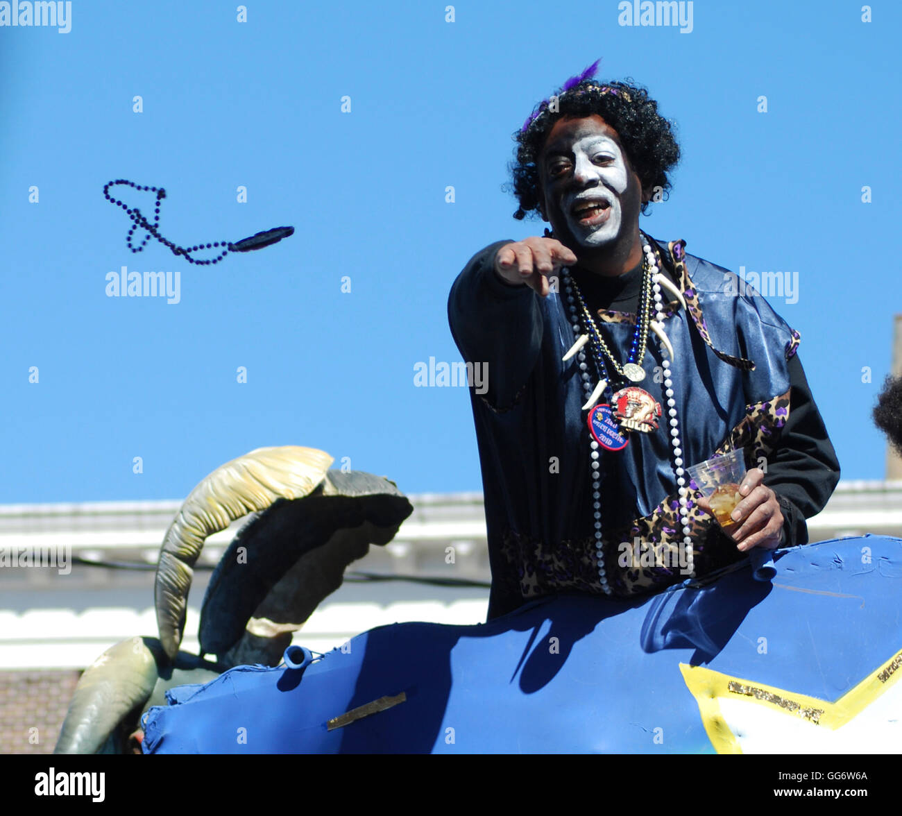 Beads lancé par un membre de La Zulu Social Aid & Pleasure Club Carnaval Krewe New Orleans Louisiana United States of America Banque D'Images