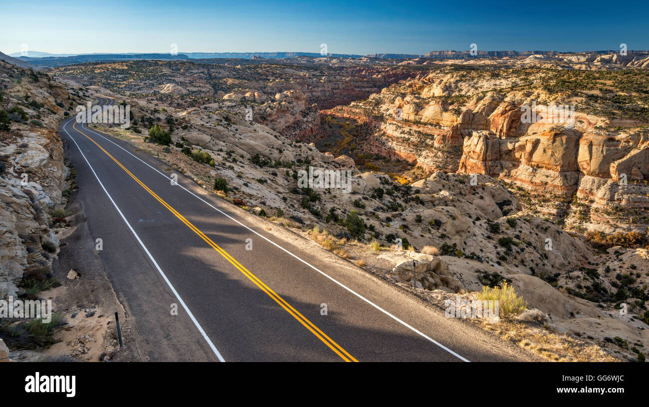 L'autoroute 12 à la ligne de crête, plus de zone slickrock Calf Creek Canyon, sunrise, Grand Staircase-Escalante National Monument, Utah USA Banque D'Images