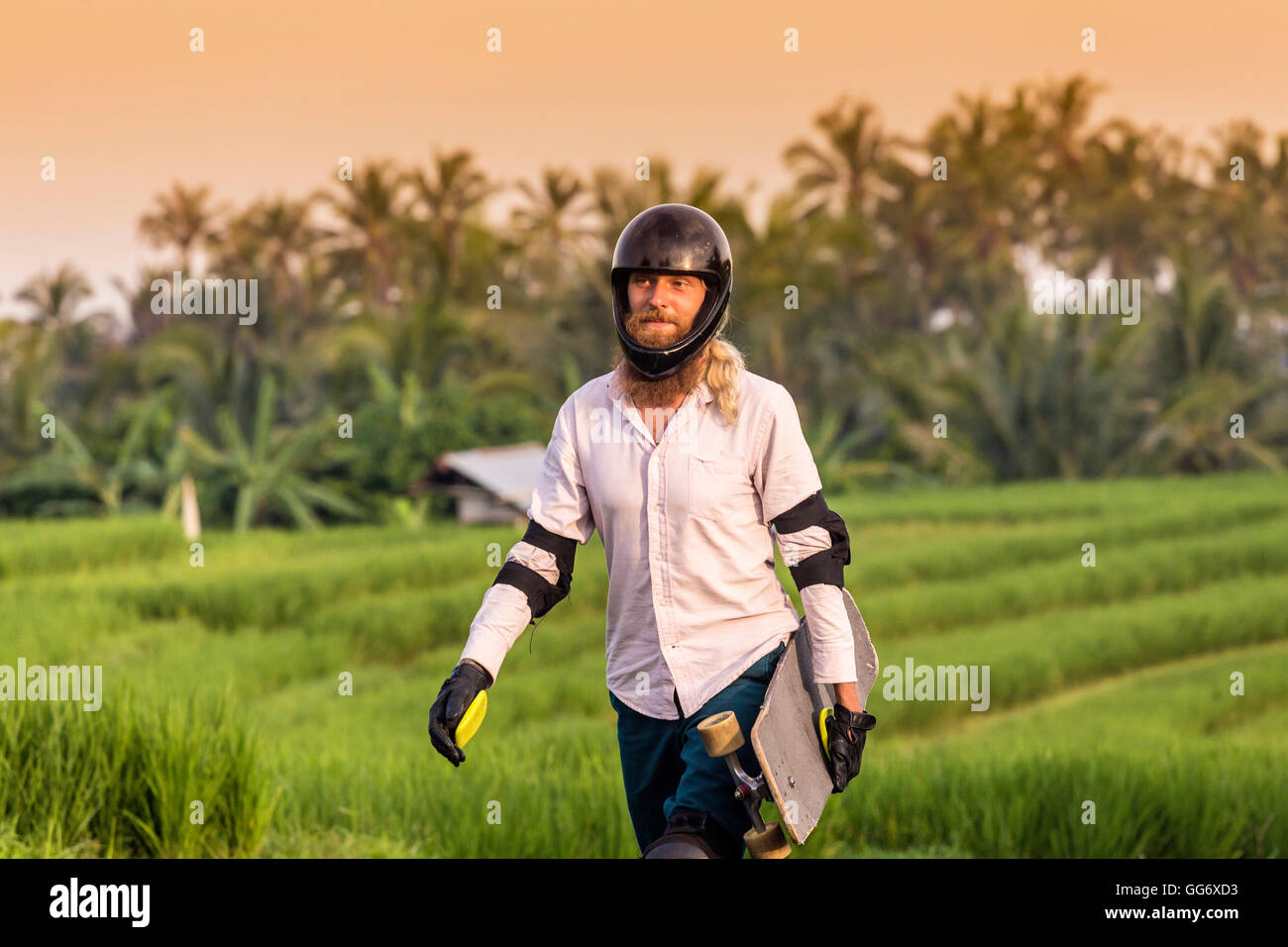 Le patineur de longboard en action. Banque D'Images