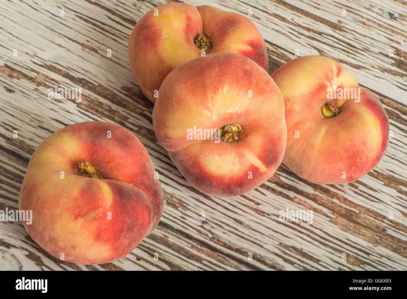 Télévision juteux frais mûrs fruits pêches sur un fond de bois Banque D'Images