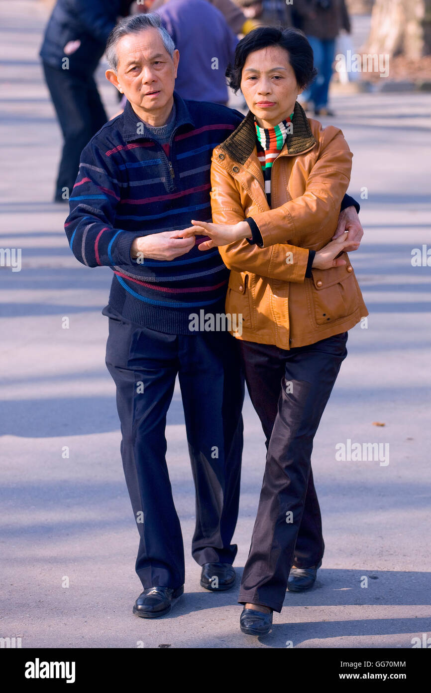 Mature Couple dancing dans le Fuxing park, Shanghai, Chine Banque D'Images