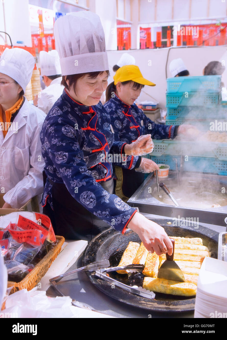 La préparation des aliments Chef de la rue dans la vieille ville, Shanghai, Chine Banque D'Images