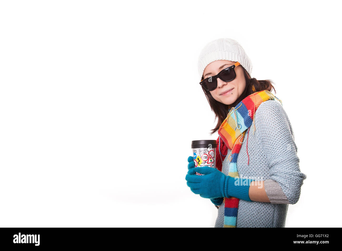 Boisson chaude dans la tasse de papier dans les mains de près. isolé sur fond blanc Banque D'Images