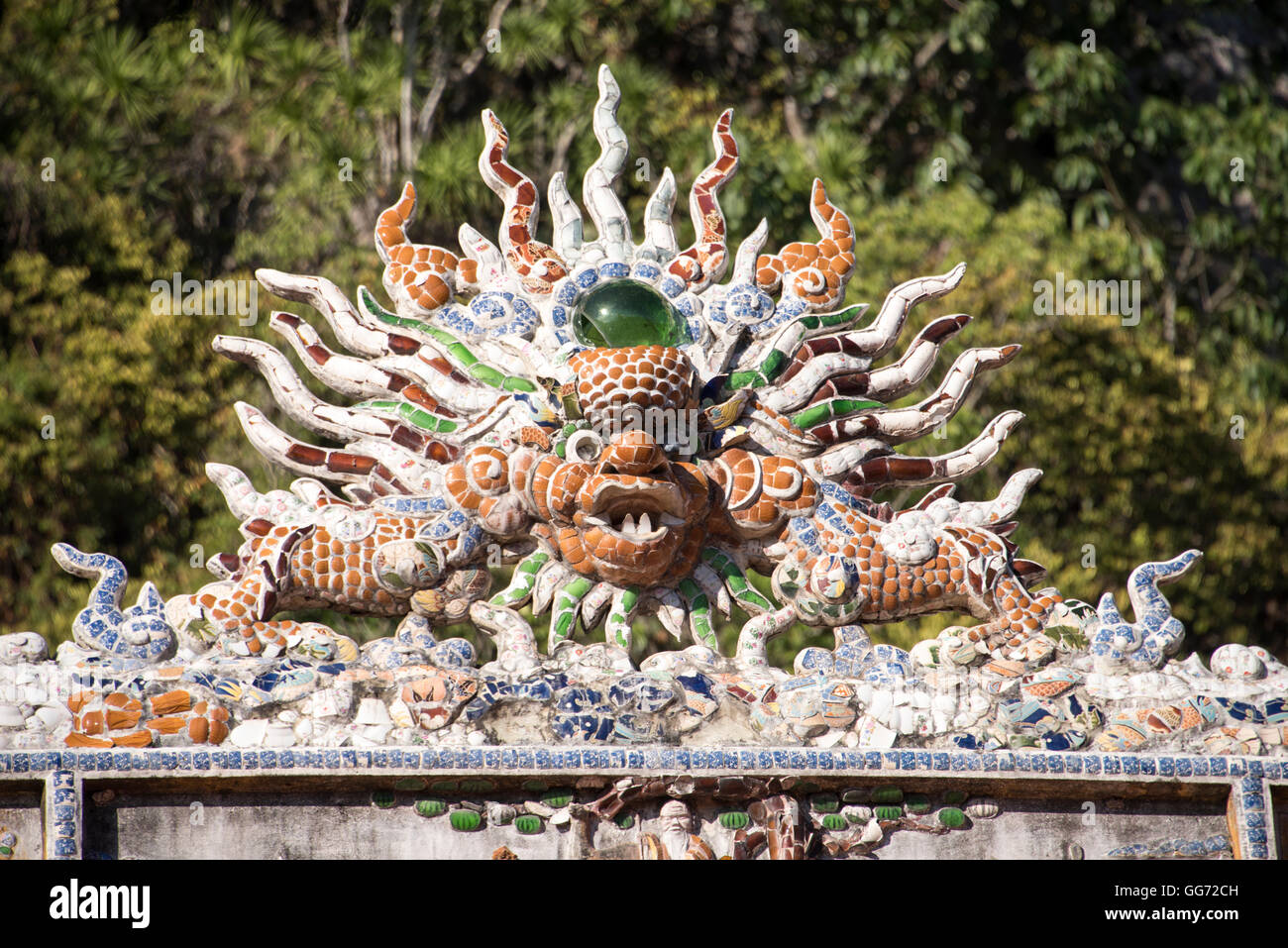 Gardien sur le toit au temple sur la montagne de Marbre, près de Da Nang Banque D'Images