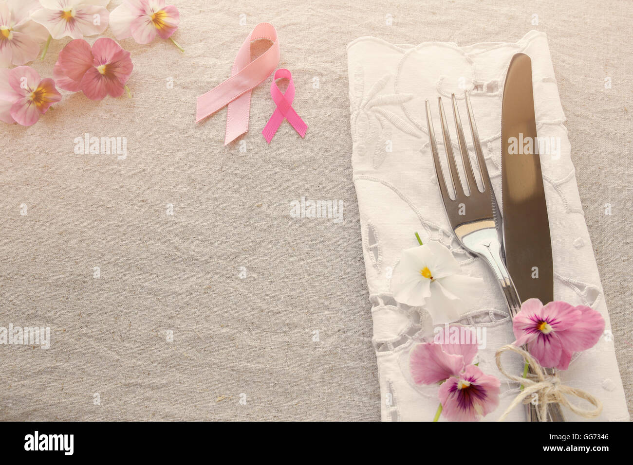 Ruban Rose, jour de table avec des fleurs roses, l'espace de copie fond tonifiant Banque D'Images