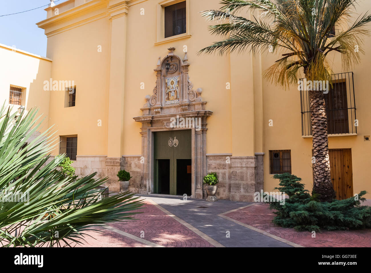Cour intérieure avec des portes décorées à Valence, Espagne Banque D'Images
