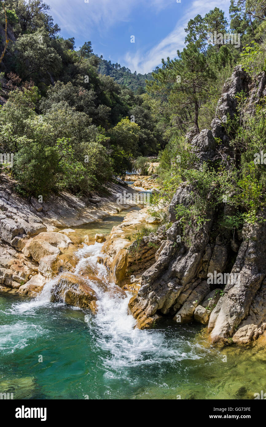 Ruisseau coule dans le Rio Borosa dans le Parc National de Cazorla, Espagne Banque D'Images