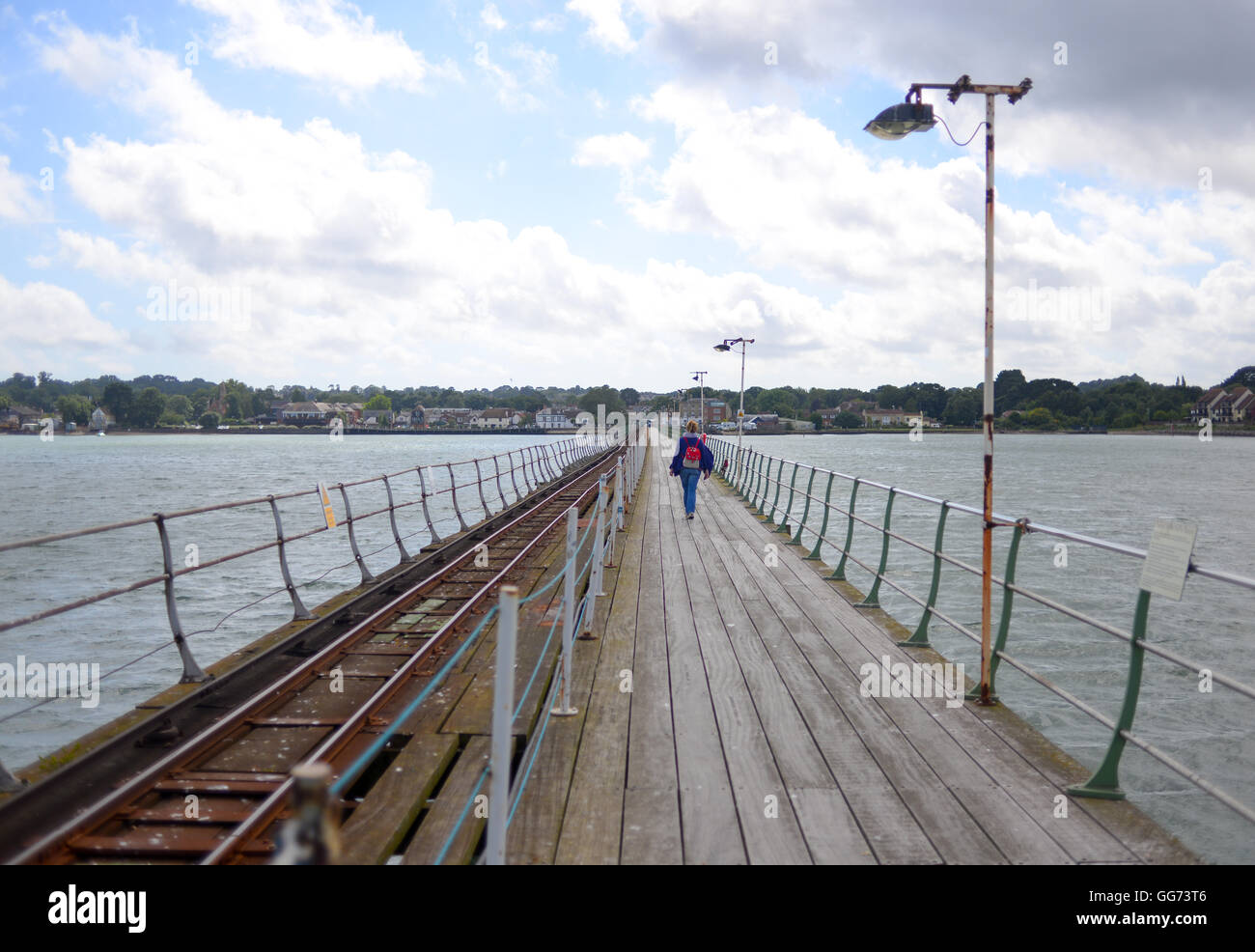 Hythe Pier Railway est la plus longue jetée en continu de fer dans le monde et sert le Hythe à Southampton ferry. Banque D'Images