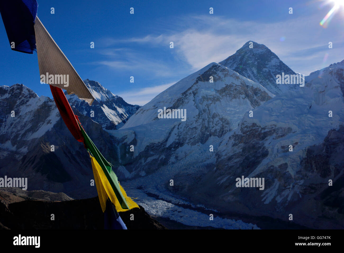 Le mont Everest, pointe de Kala Patthar view point avec Tibetain les drapeaux de prières à high point Banque D'Images