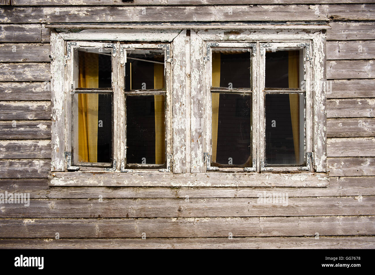 Deux fenêtres sombre dans la vieille maison hantée Banque D'Images