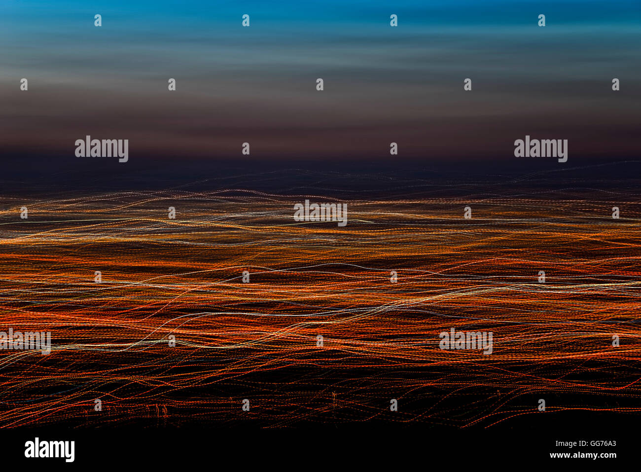 City Light trails au crépuscule. Les lumières de la ville de Manchester en thread comme à l'aide de sentiers de réaction de la caméra. Banque D'Images