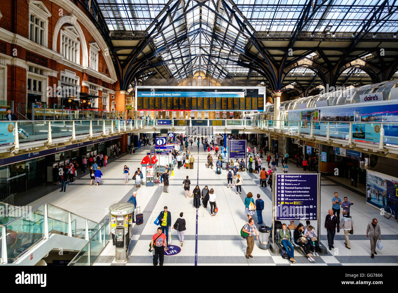 Londres, Royaume-Uni - 25 juin 2016 - promenade à travers les navetteurs de la gare de Liverpool Street Banque D'Images
