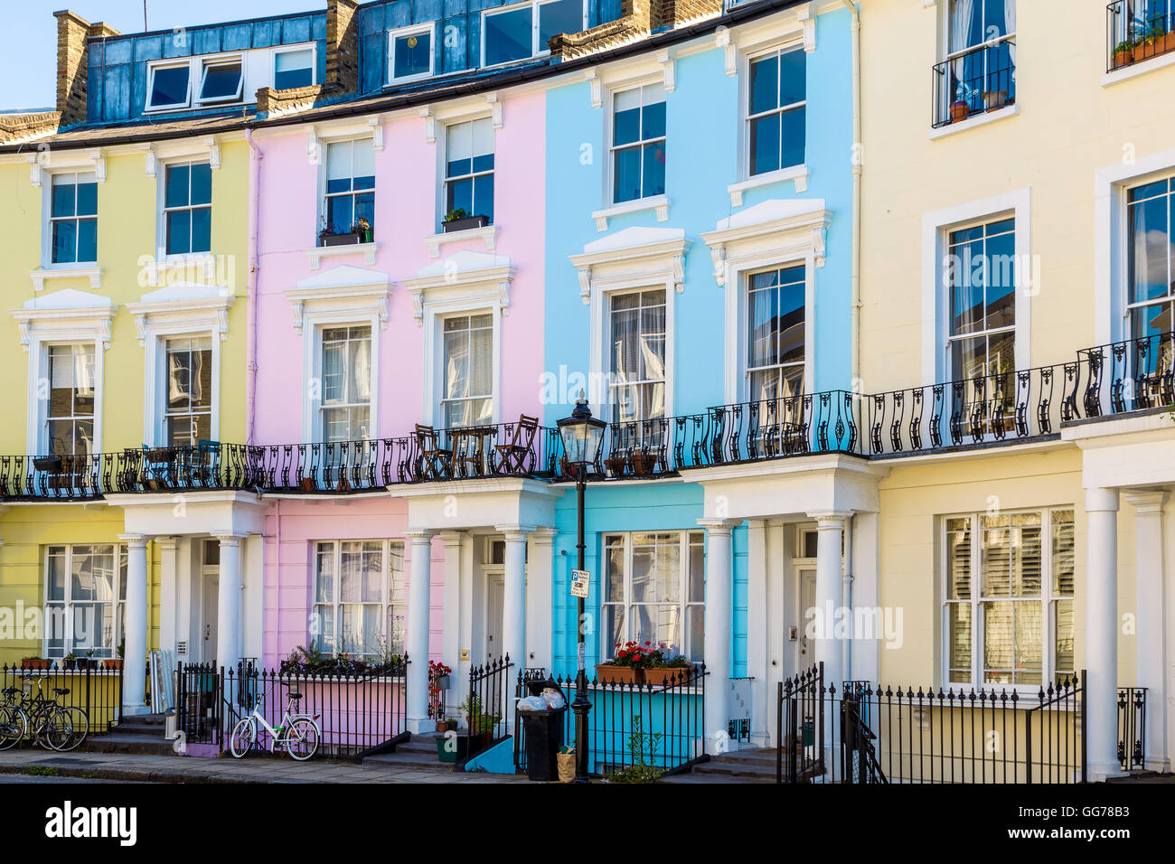 Anglais colorés des maisons mitoyennes dans Primrose Hill, London, UK Banque D'Images