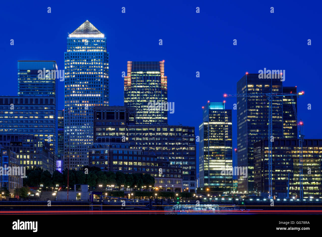 Allumé Canary Wharf, pôle financier de Londres dans la soirée Banque D'Images