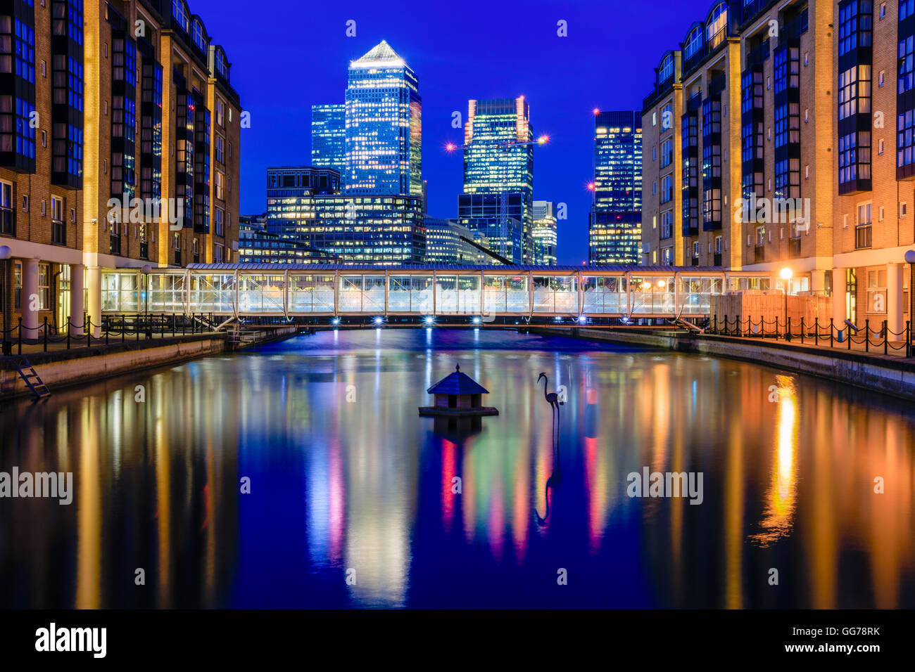 Allumé Canary Wharf, pôle financier de Londres dans la soirée Banque D'Images