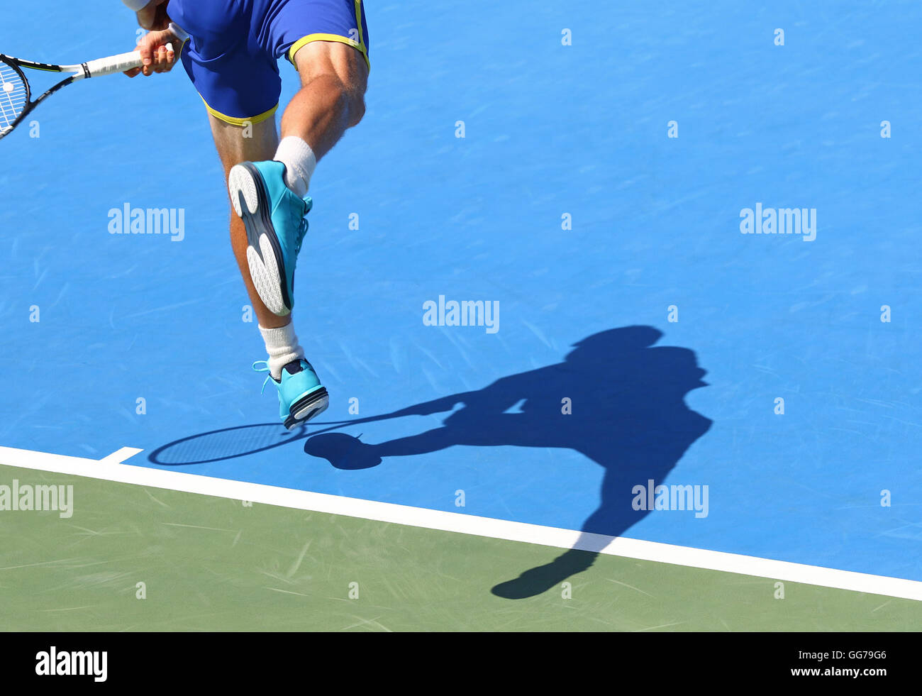 Tennis player sert la balle (ombre de joueur sur le dur) Banque D'Images