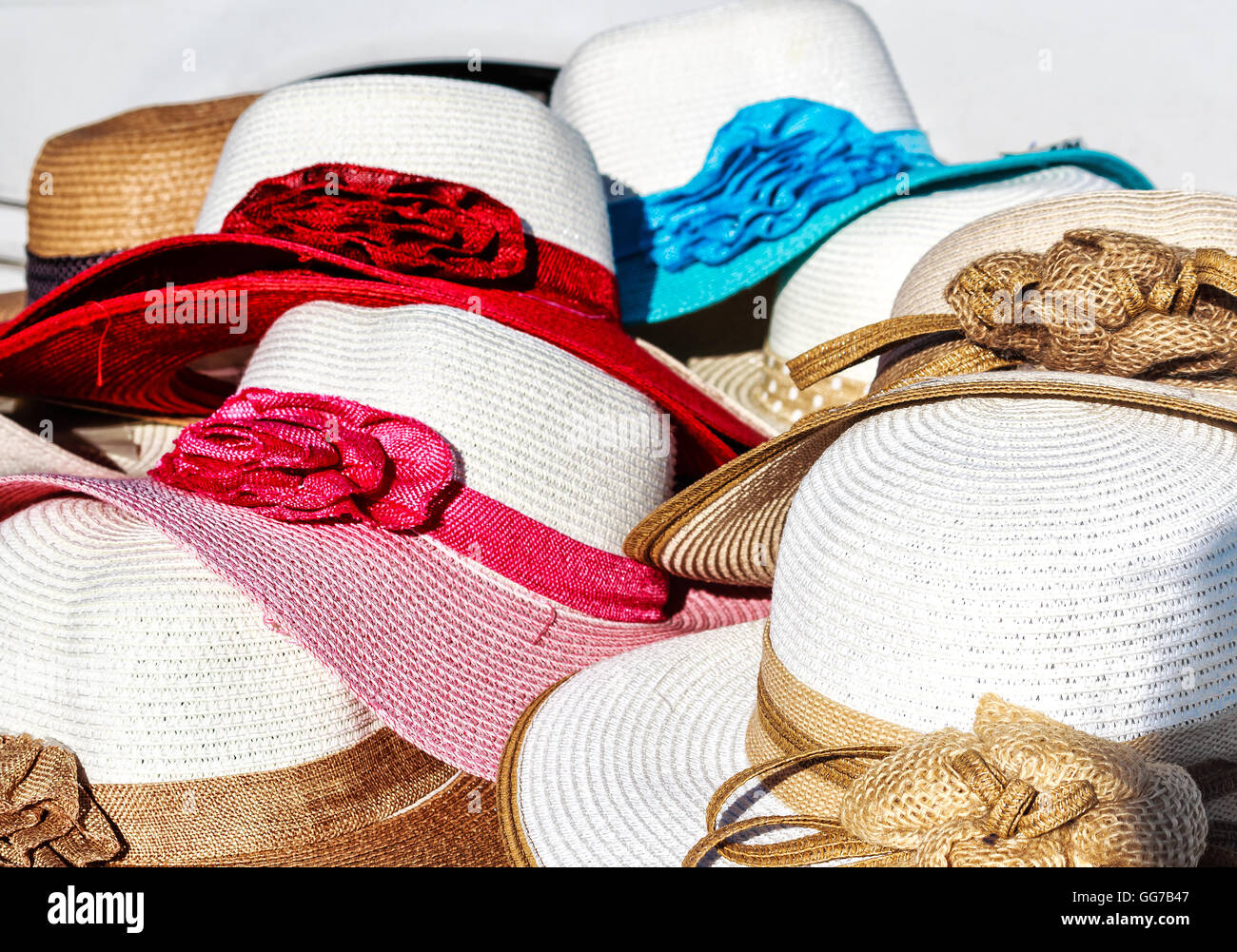 Chapeaux d'été blanc coloré décoré Photo Stock - Alamy