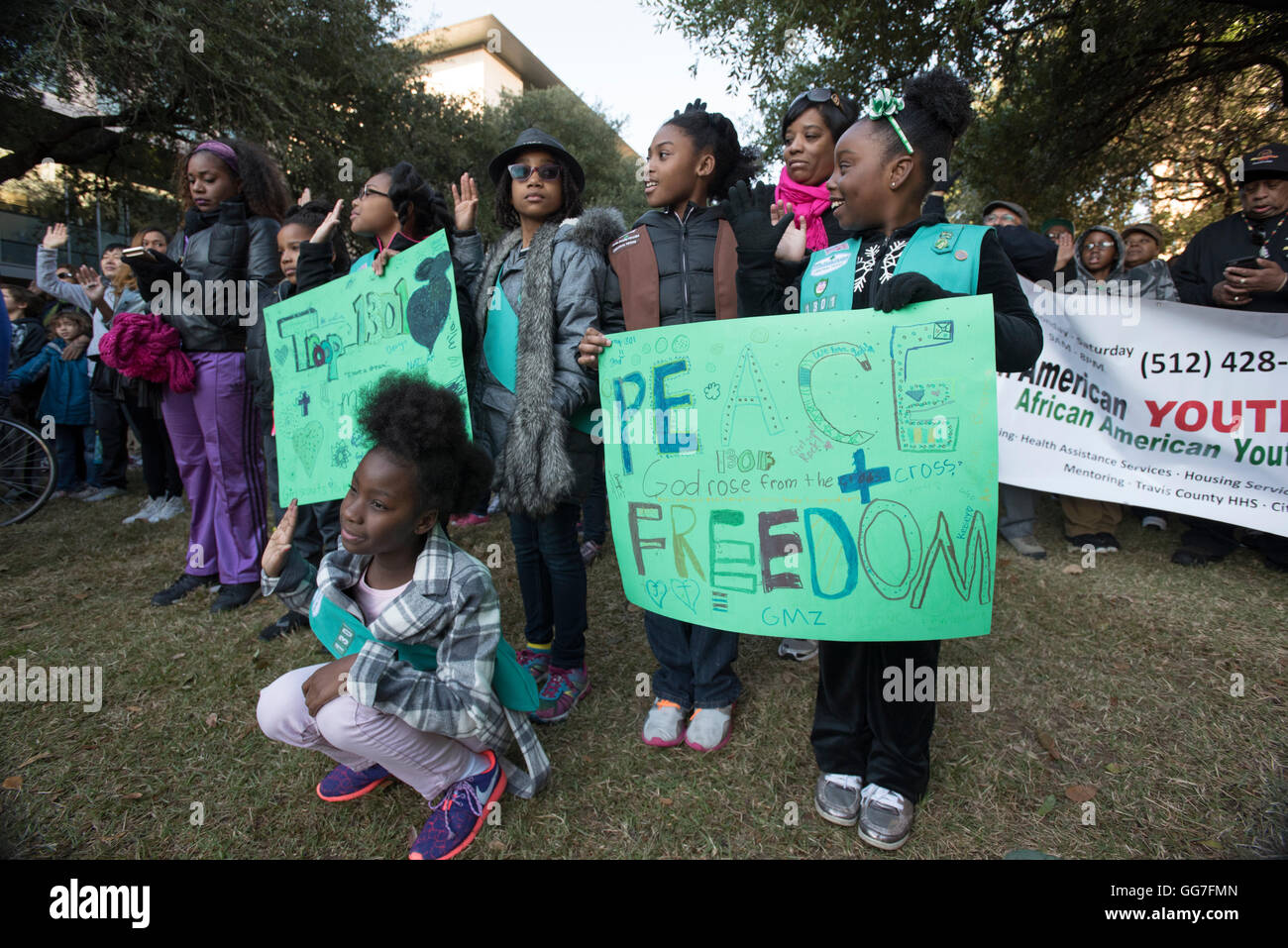 Black Girl Scouts tenir signe rendant hommage à Martin Luther King, des messages de paix et de liberté à la Journée MLK mars à Austin TX Banque D'Images