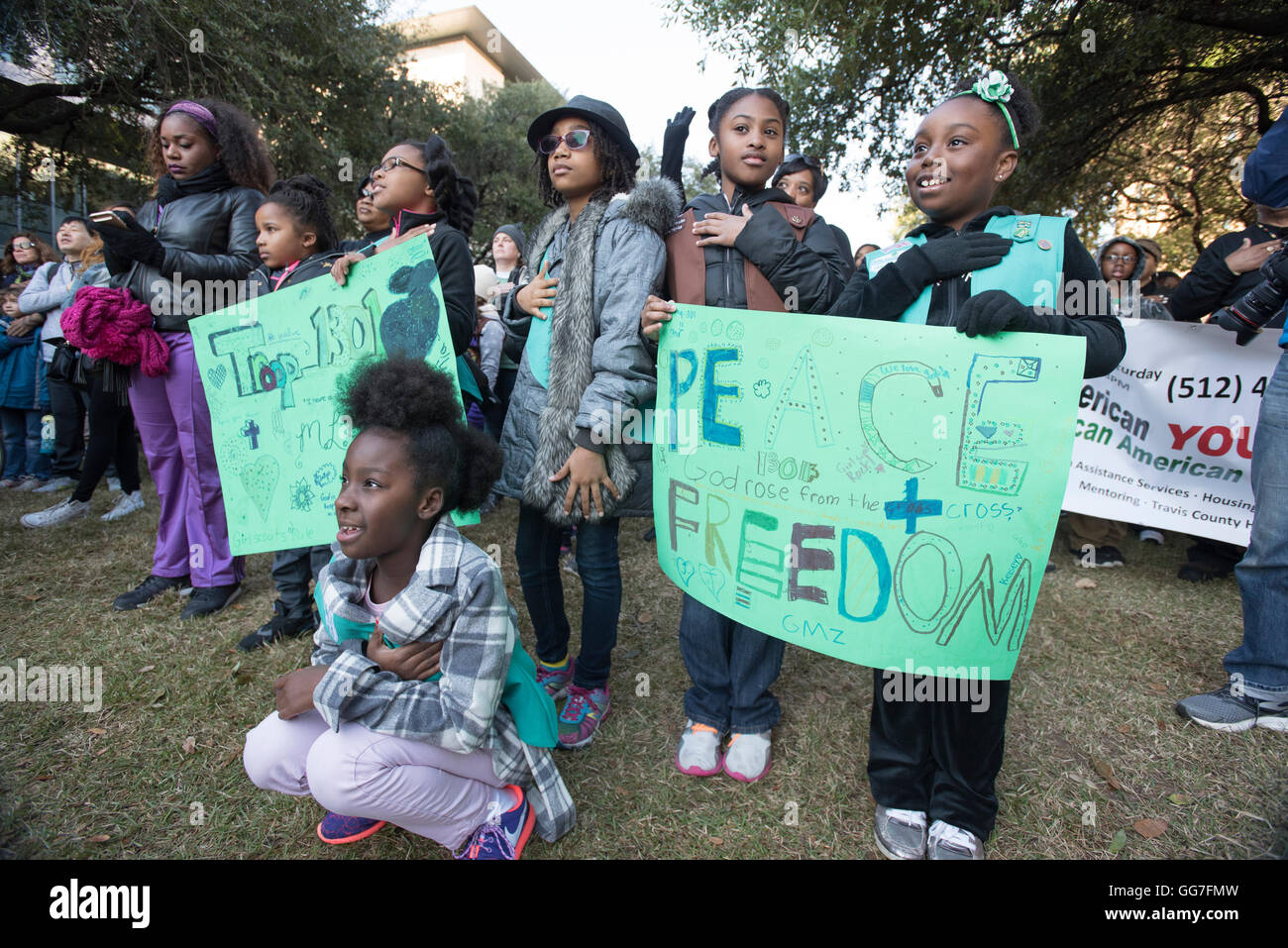 Black Girl Scouts tenir signe rendant hommage à Martin Luther King, des messages de paix et de liberté à la Journée MLK mars à Austin TX Banque D'Images