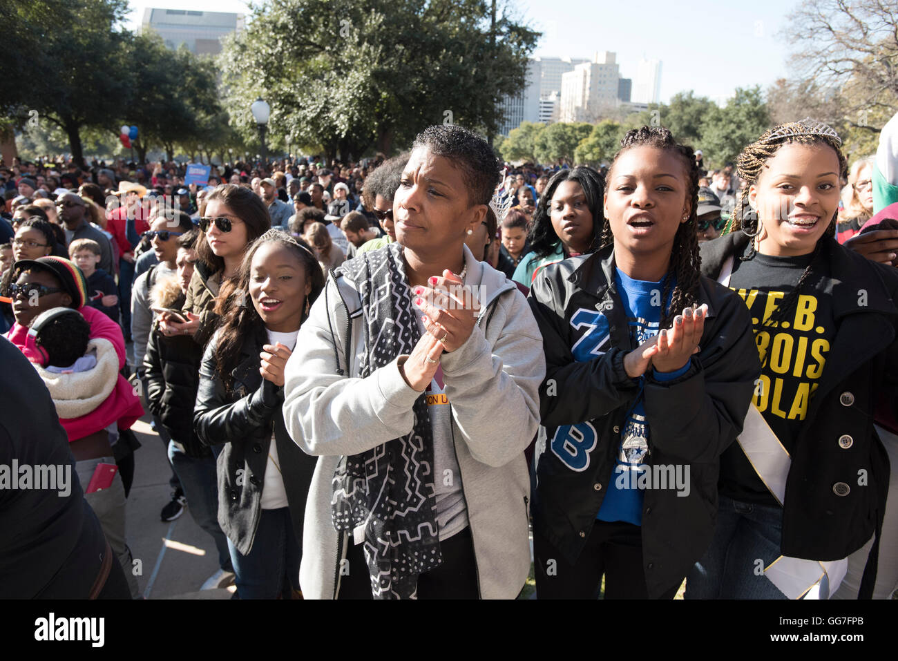 Les étudiants noirs clap et chanter en mars pour célébrer la Journée de Martin Luther King à Austin, Texas Banque D'Images