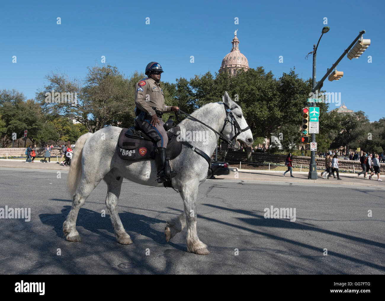 Texas Dept. de patrouilles des agents de la sécurité publique à cheval devant un Martin Luther King Day rally au Capitol à Austin. Banque D'Images