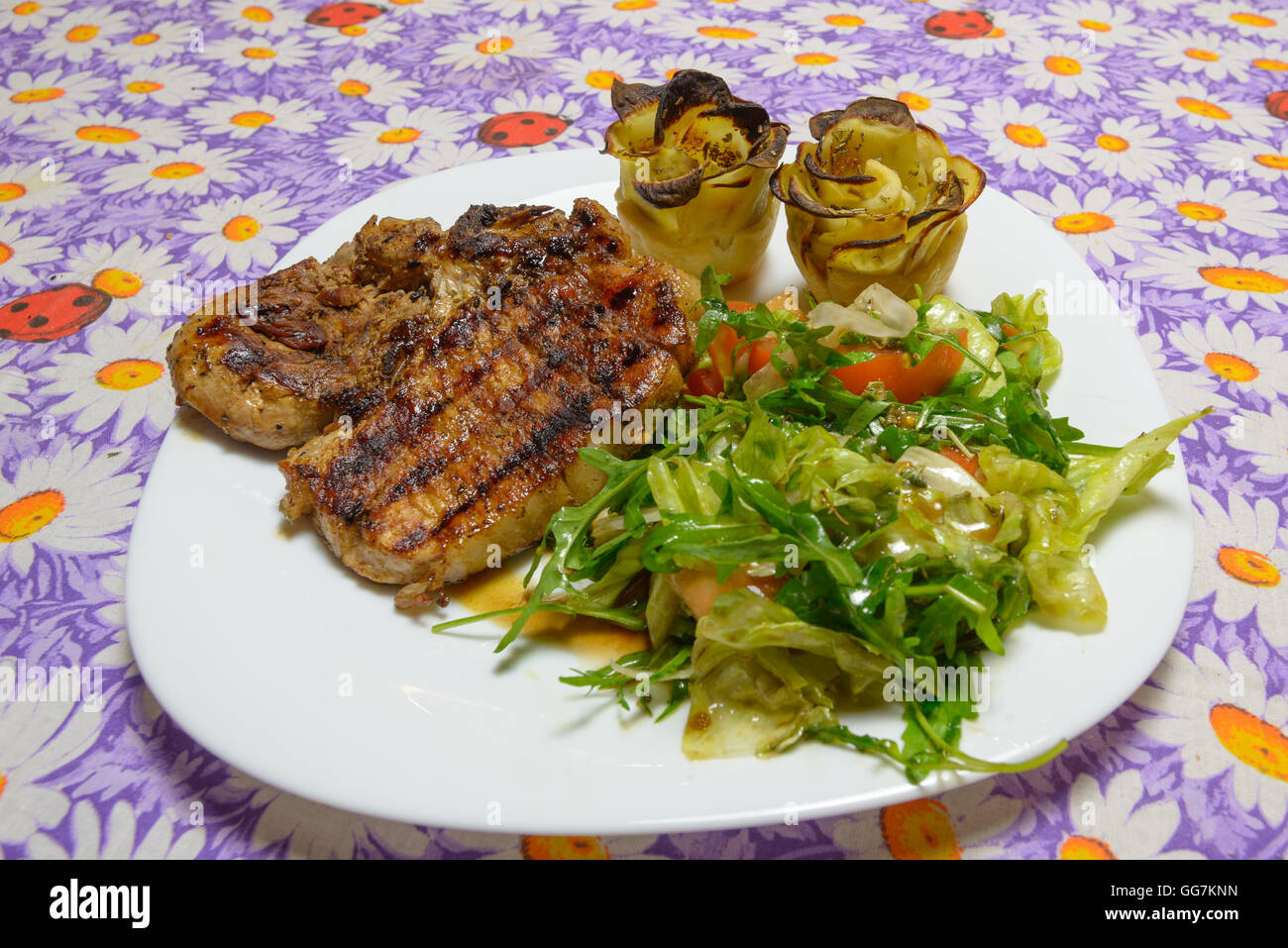 L'Italien Pavé de boeuf avec des pommes de terre et salade verte Banque D'Images