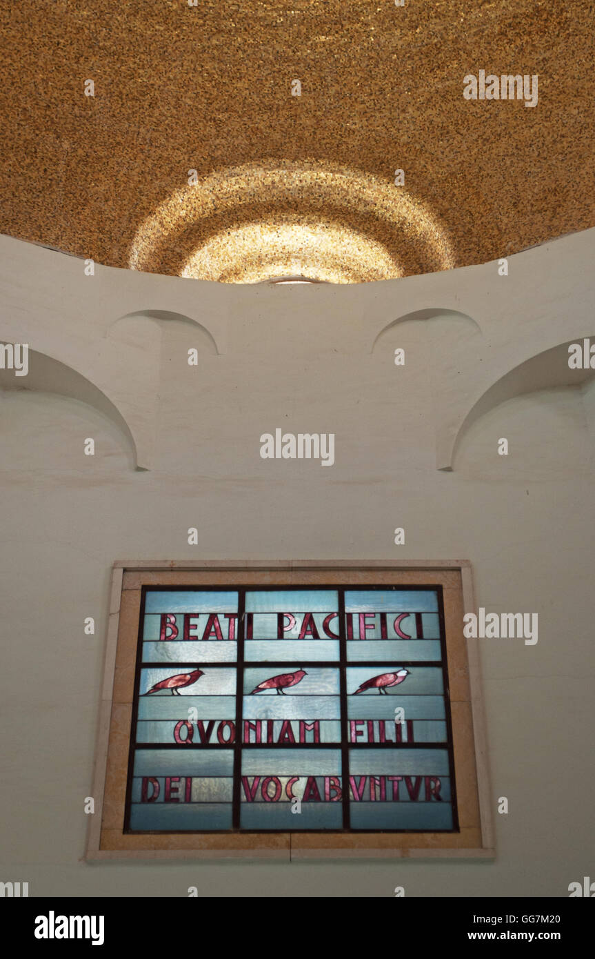 Israël, Capharnaüm : l'un des huit Béatitudes, les bénédictions racontée par Jésus dans le Sermon sur la montagne, dans la chapelle au Mont des Béatitudes Banque D'Images