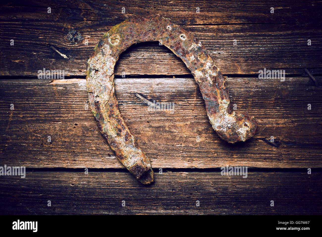 Old rusty horseshoe sur planches de bois vintage Banque D'Images